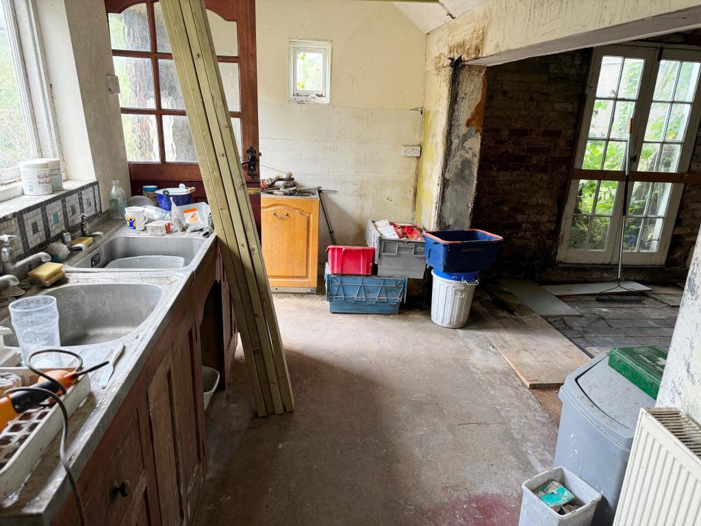 Lot: 78 - THREE-BEDROOM DETACHED HOUSE FOR TOTAL REFURBISHMENT - Utility area